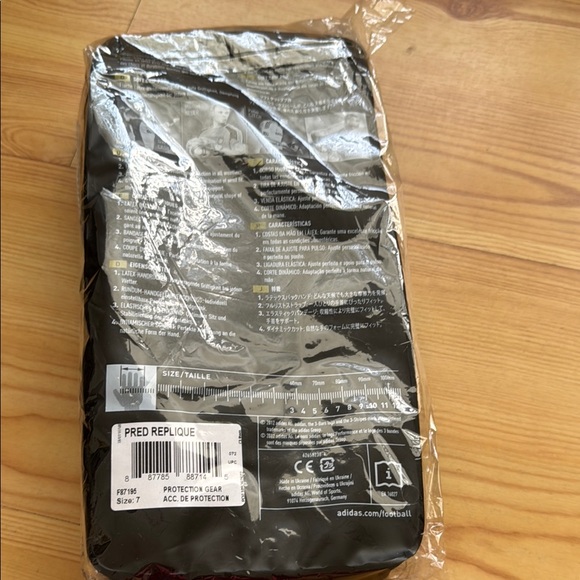 Adidas Predator Red and Black Goalkeeper Gloves size 7 new - Picture 3 of 3